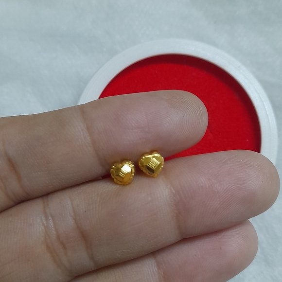 Beautiful new 😍 heart ❤️ shape studs - Picture 6 of 11